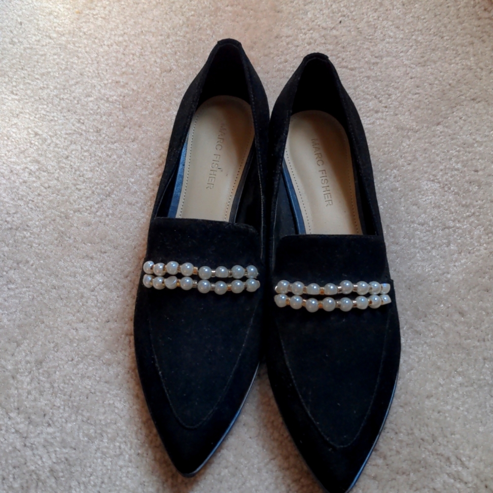 7.5M Marc Fisher black loafers w pearl detail